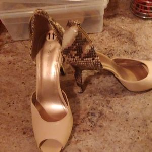 Bcbg shoe